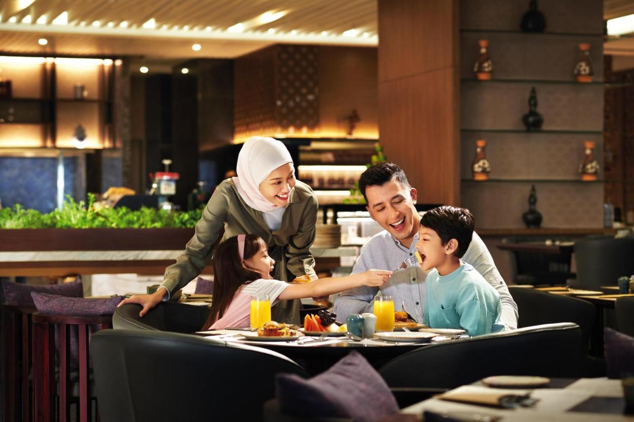 Doubletree By Hilton Shah Alam I-City Екстер'єр фото Family dining at the hotel