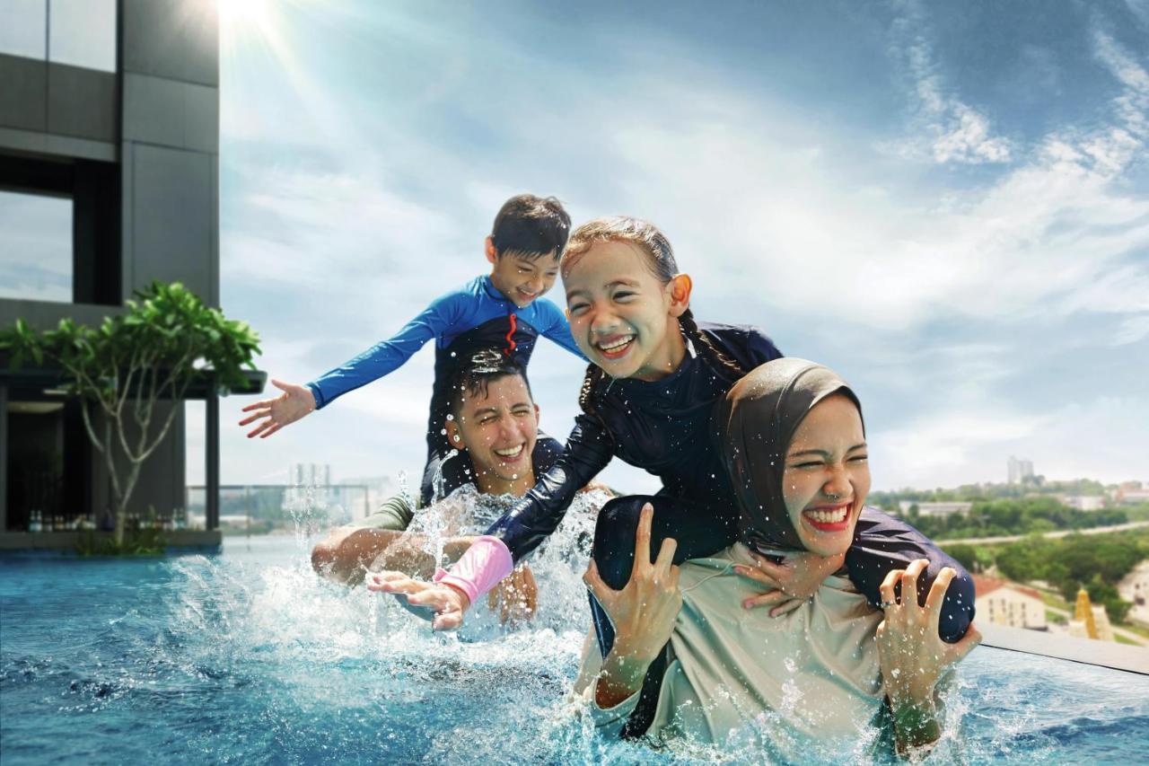 Doubletree By Hilton Shah Alam I-City Екстер'єр фото Family at the pool