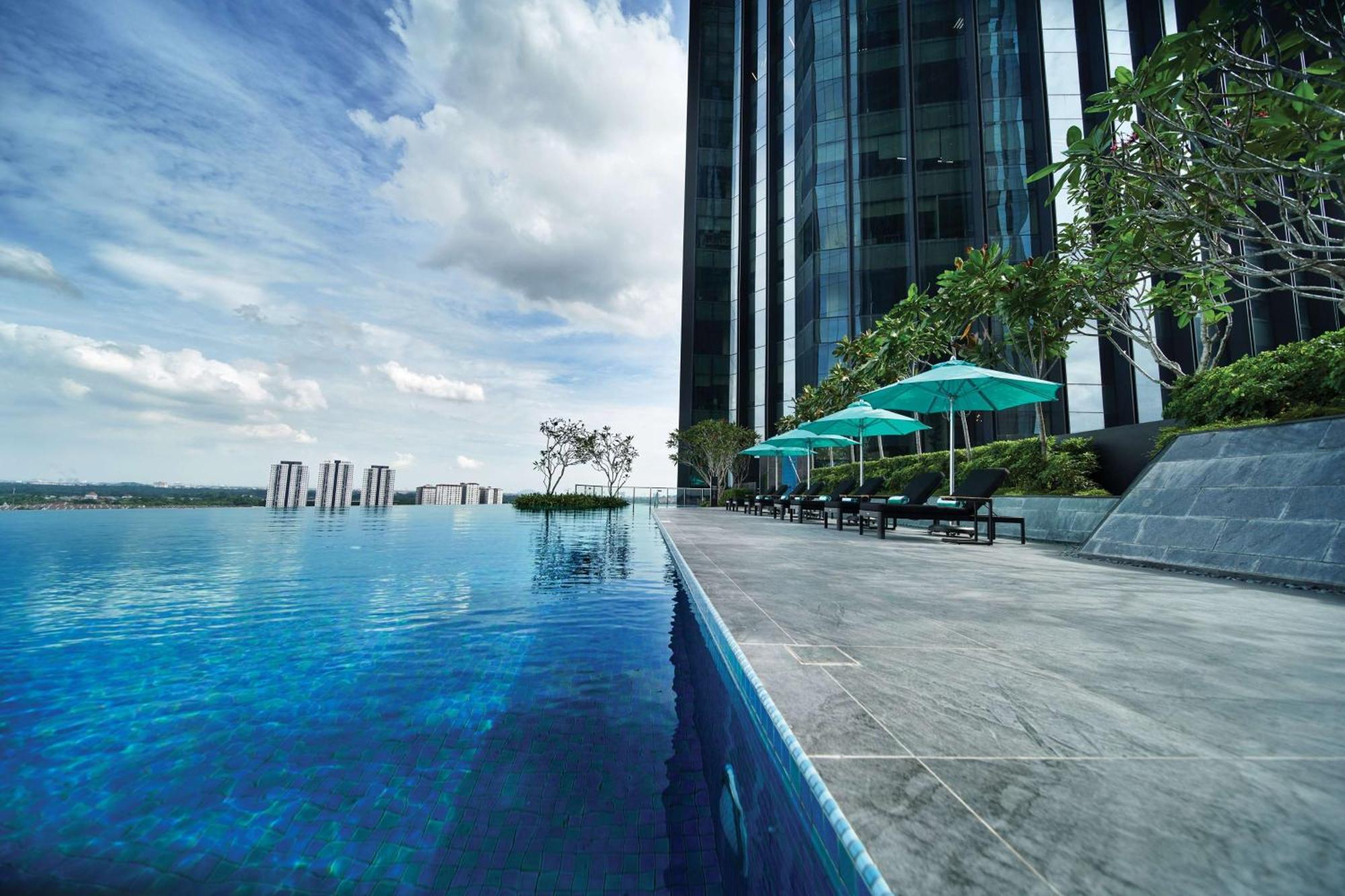 Doubletree By Hilton Shah Alam I-City Екстер'єр фото Infinity pool at the 50th floor