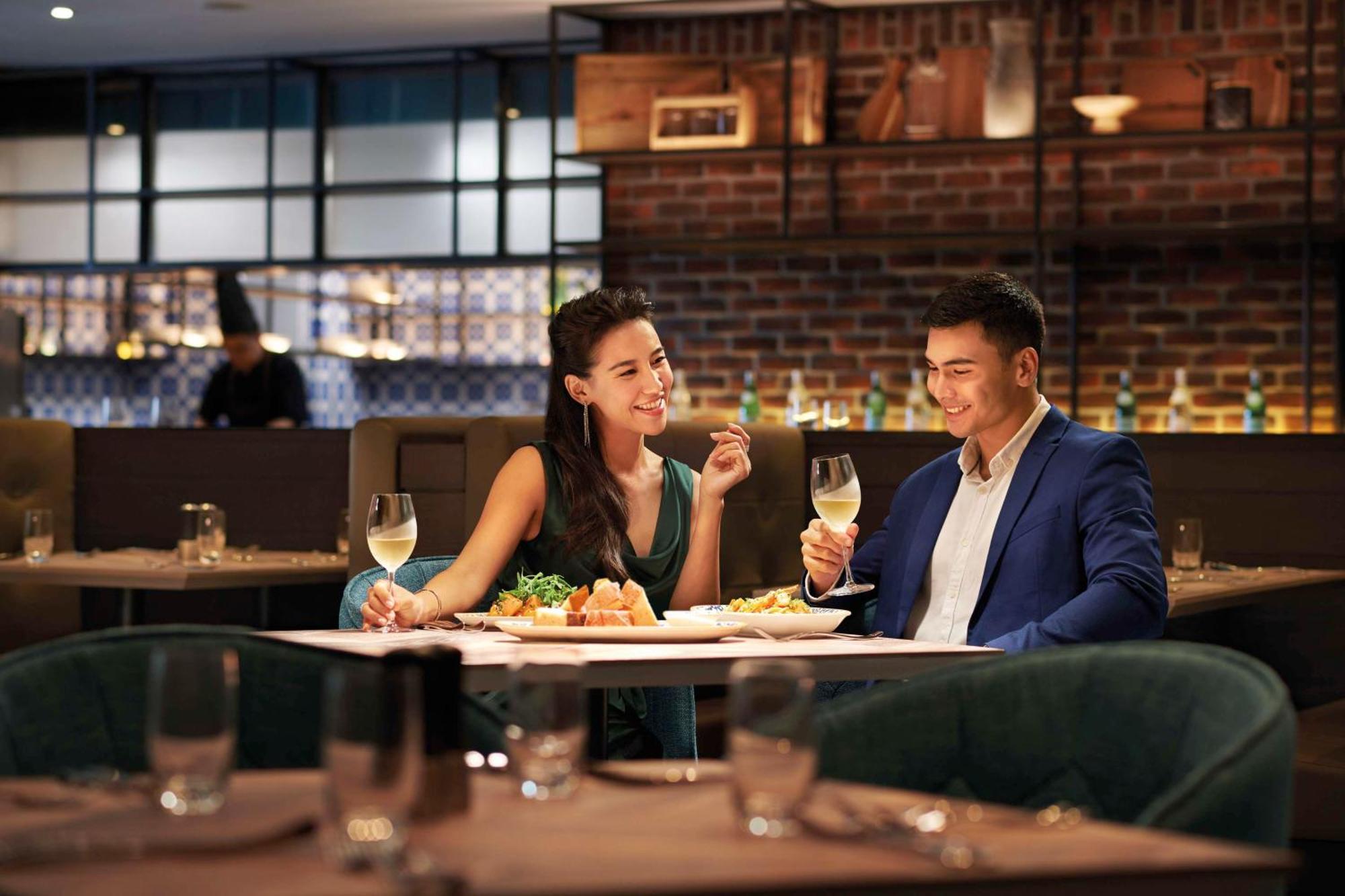 Doubletree By Hilton Shah Alam I-City Екстер'єр фото A couple dining at a restaurant